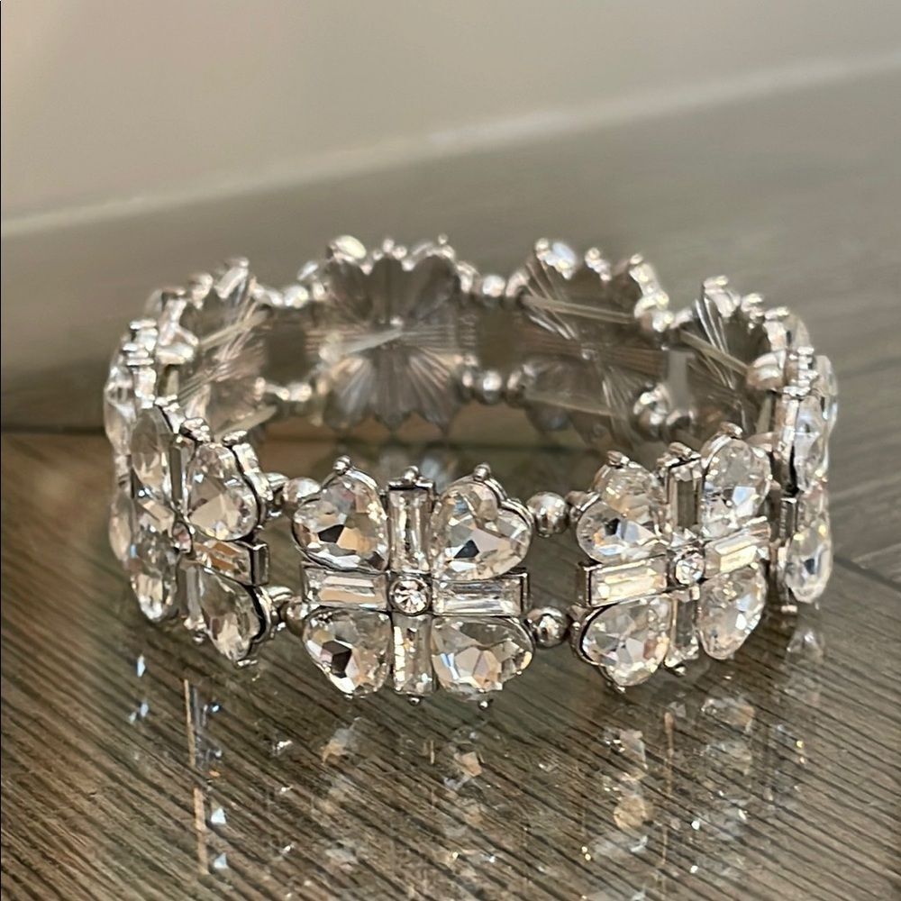Vintage Style Clear Cut Glass Rhinestone Silver-tone Floral Stretch Bracelet 7”